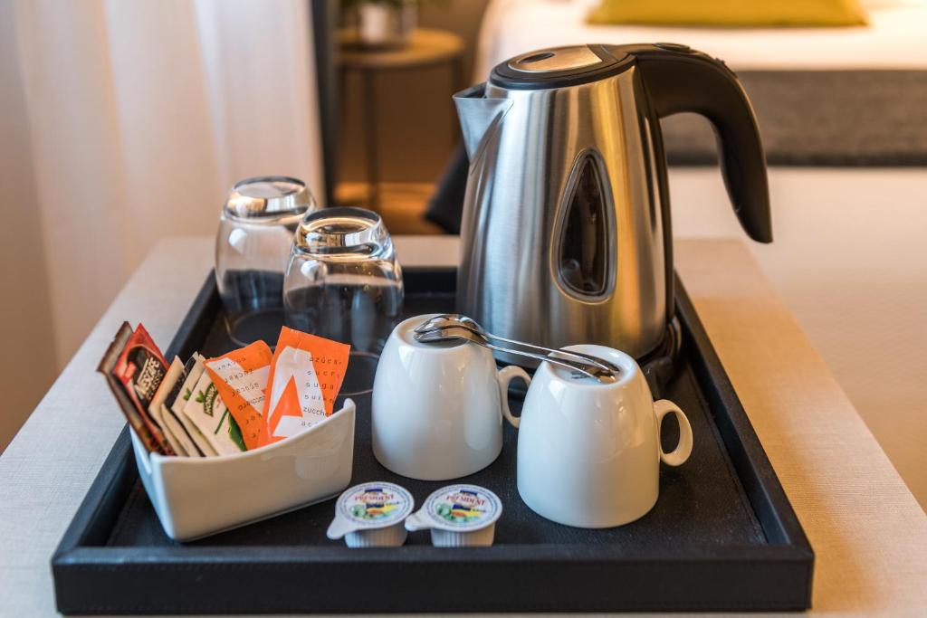 Příslušenství pro přípravu čaje a kávy v ubytování Up Rooms Vic Hotel
