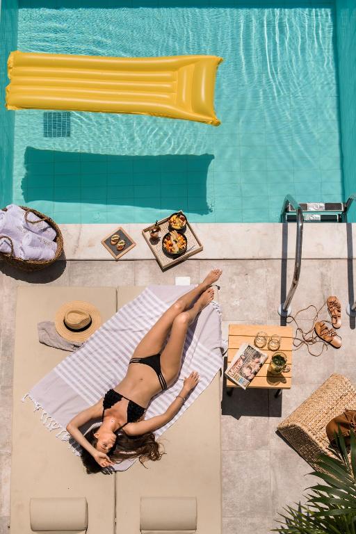 Bazén v ubytování Villa Di Mare Seaside Suites nebo v jeho okolí