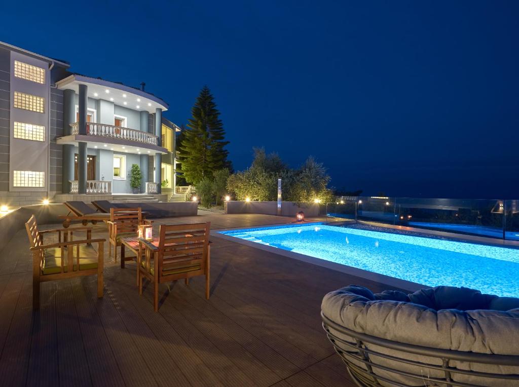 Bazén v ubytování Mont Bleu Luxury Villa nebo v jeho okolí