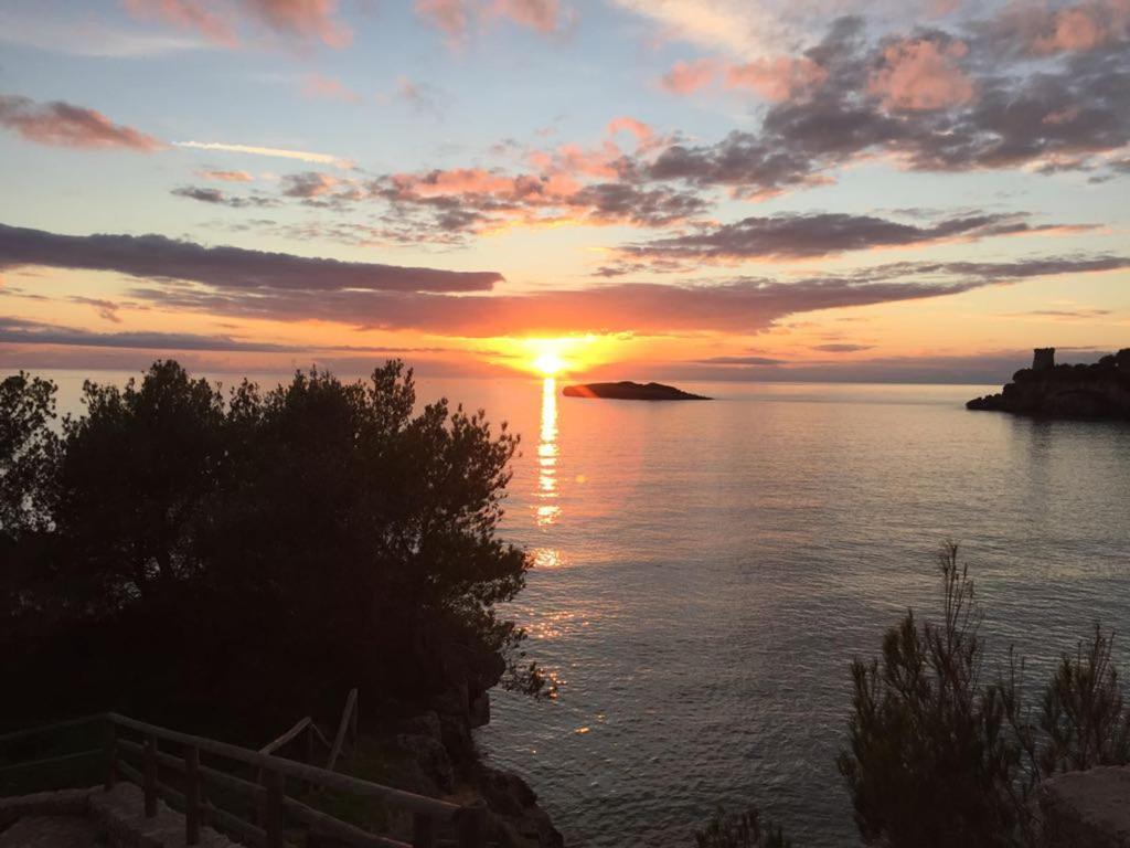 einen Sonnenuntergang über einem Wasserkörper mit Sonnenuntergang in der Unterkunft La Punta della Signora in Marina di Camerota