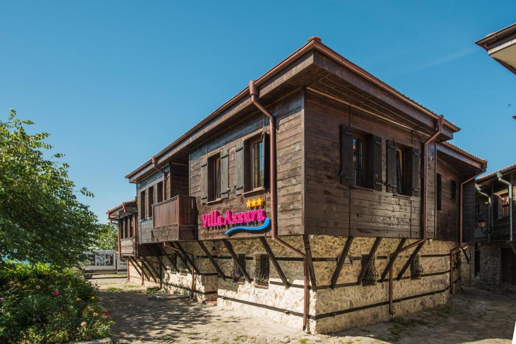 un antiguo edificio de madera con un cartel. en Effect Boutique Villa Azzura - Adults Only en Nesebar