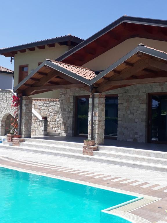 Basen w obiekcie B&B A CASA DI ZIA LUISA lub w pobliżu