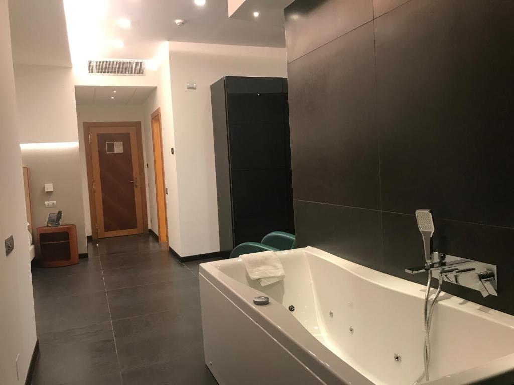 Mediterranea Hotel & Convention Center - Queen Suite With Spa Bath