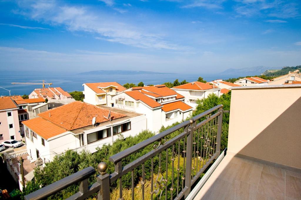 Aussicht vom Balkon eines Hauses in der Unterkunft Villa Ivana in Makarska