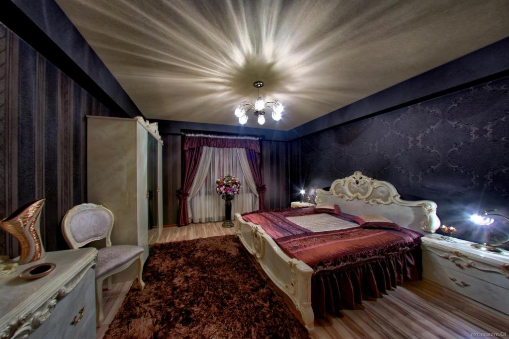1 dormitorio con 1 cama y 1 silla en Sleep4YOU - Luxurious Apartment near Trade Fair, en Kielce