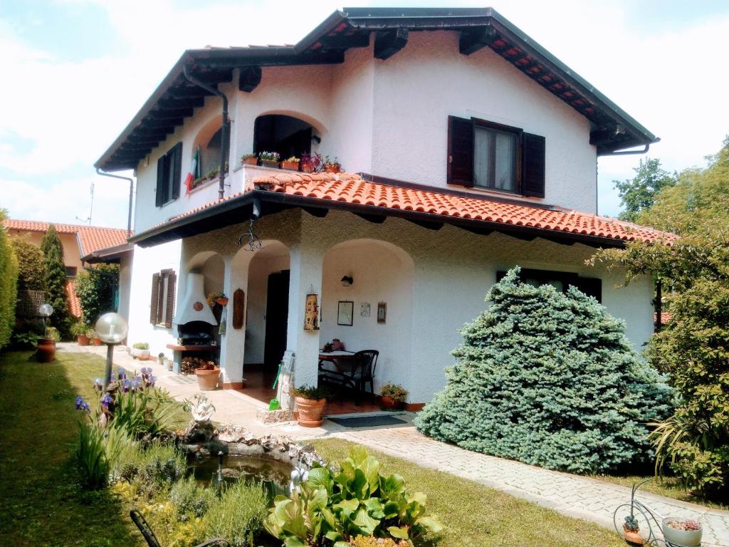 a white house with a red roof at Il Laghetto in Torre Canavese