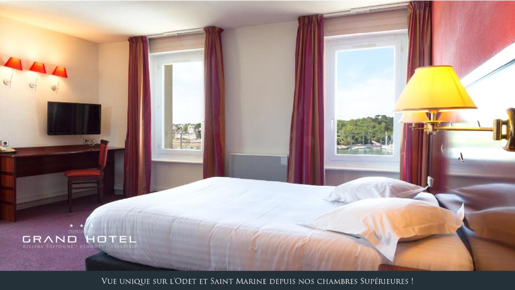 TV a/nebo společenská místnost v ubytování Grand Hôtel Bénodet Abbatiale Riviera Bretonne