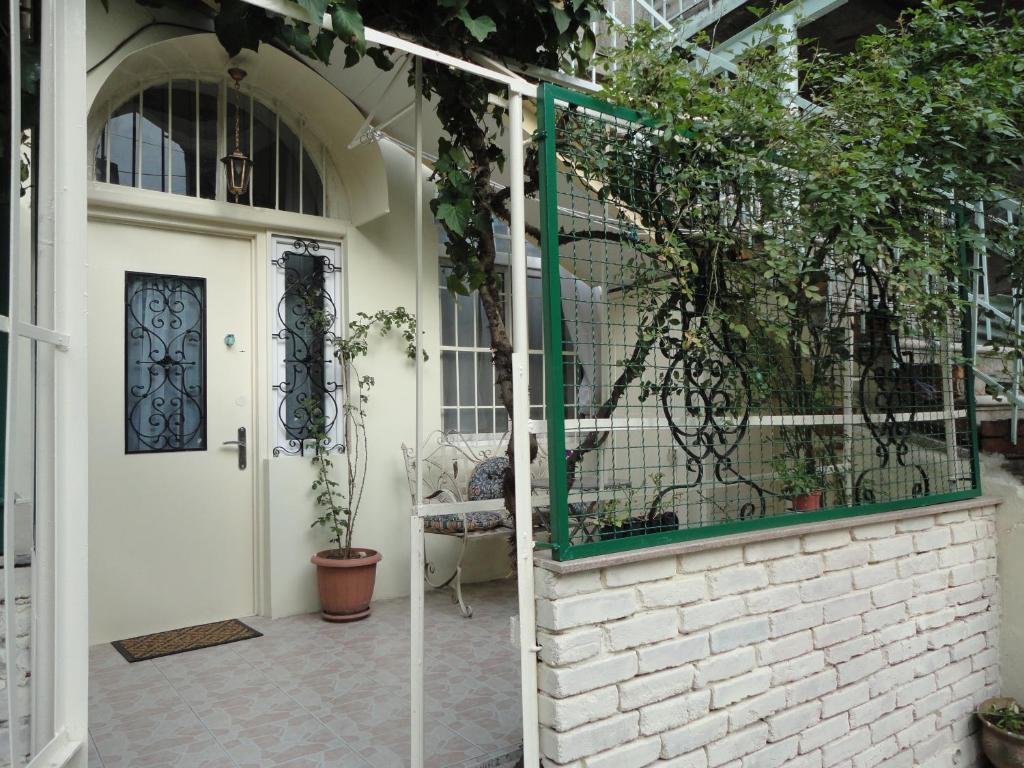 drzwi wejściowe domu z roślinami w obiekcie Art House Petunia w mieście Tbilisi City