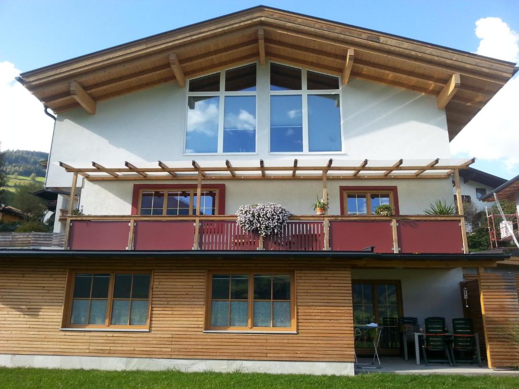 ein Haus mit Balkon darüber in der Unterkunft Apartment Lochner Piesendorf-Walchen in Piesendorf