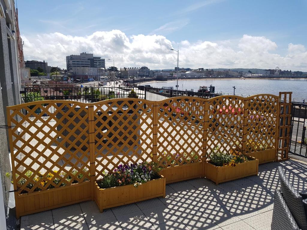 Pavilion Holiday Apartments - Apartment With Balcony