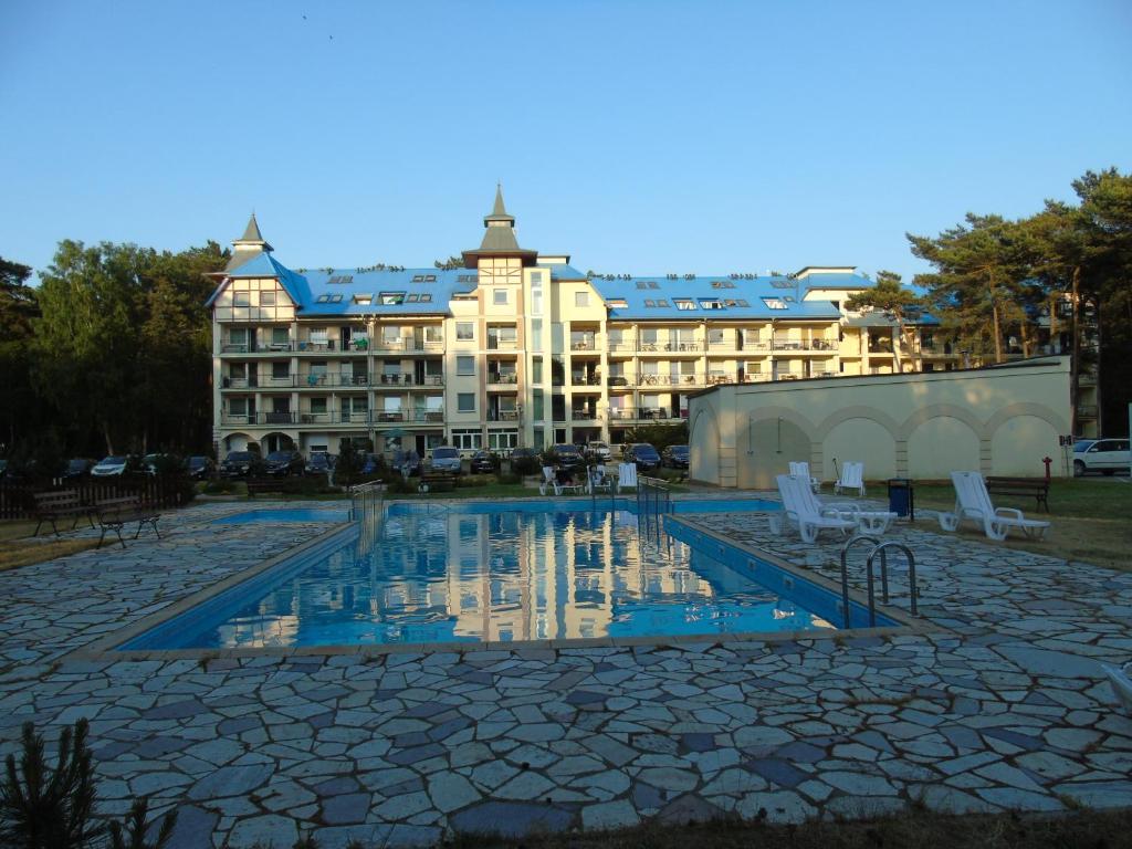 ウケンチンにあるBlue Mare Bałtykの建物の前にプールがあるホテル