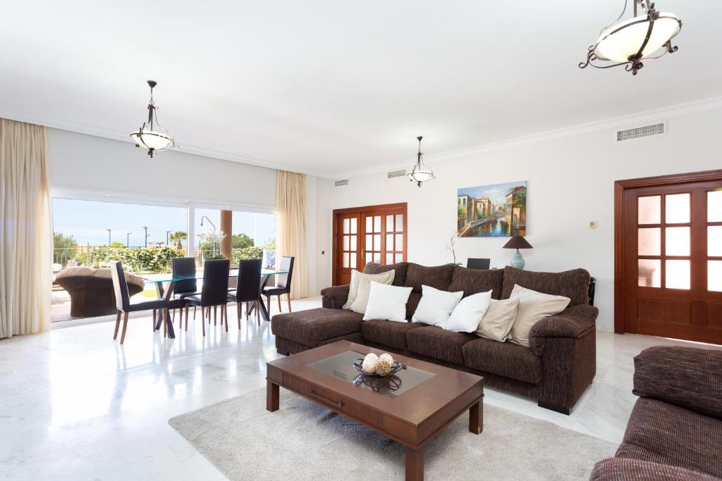 Posezení v ubytování Maravillosa Villa de Lujo con Piscina Privada
