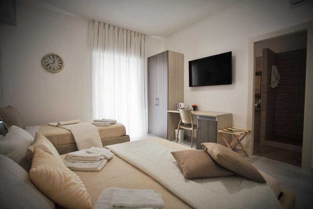 salon z dwoma łóżkami i kanapą w obiekcie Central Apartments w mieście Crotone