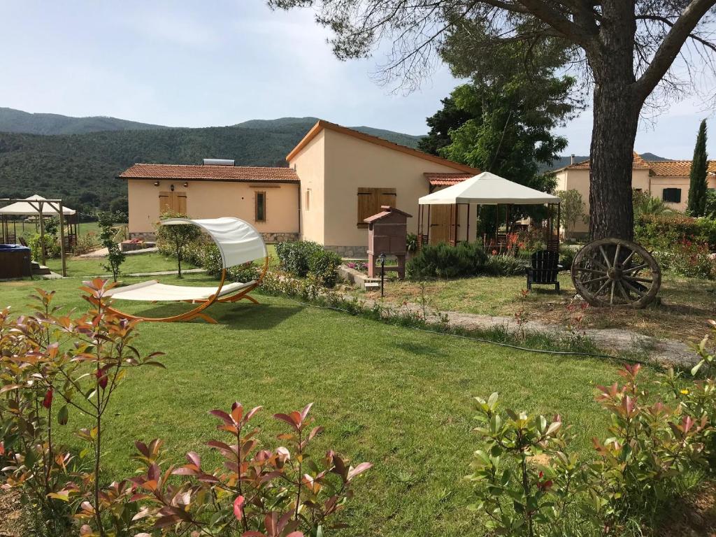 a yard with a house and a large yard sidx sidx sidx sidx at Agriturismo Poggio Tondo in Casa Agresti