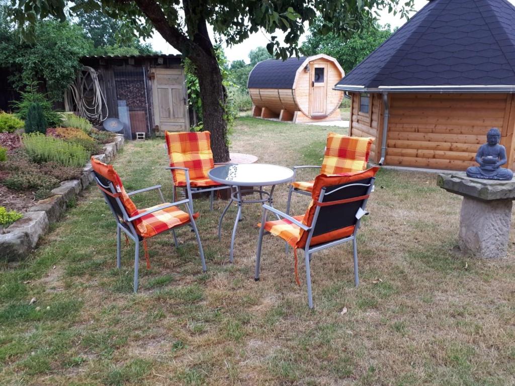 Ein Garten an der Unterkunft Ferienwohnung Gänseblümchen