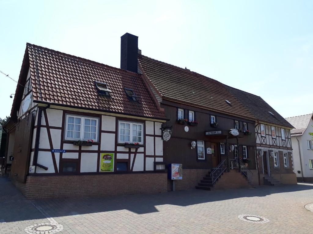 un edificio con un reloj al costado. en Gasthaus "Zur Linde" en Harzgerode