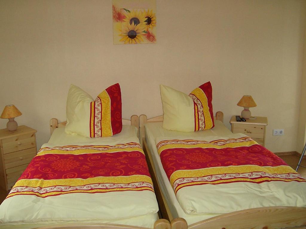 two beds sitting next to each other in a bedroom at Gasthof Zum Stausee in Engelskirchen