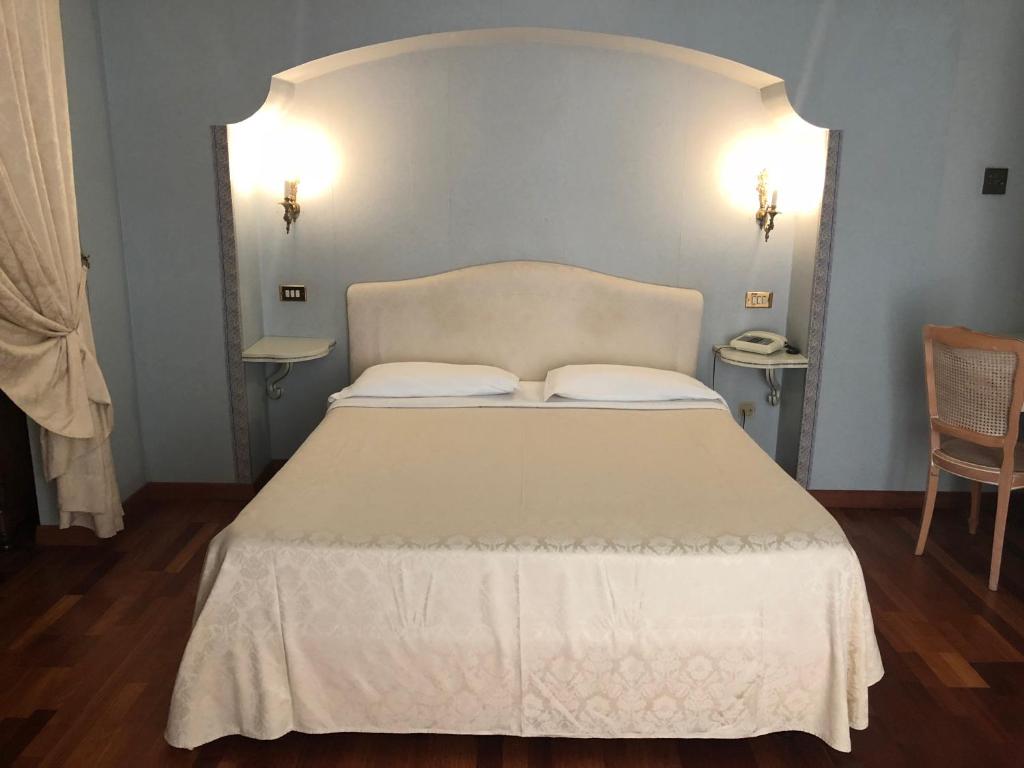 Postel nebo postele na pokoji v ubytování Grande Albergo Quattro Stagioni