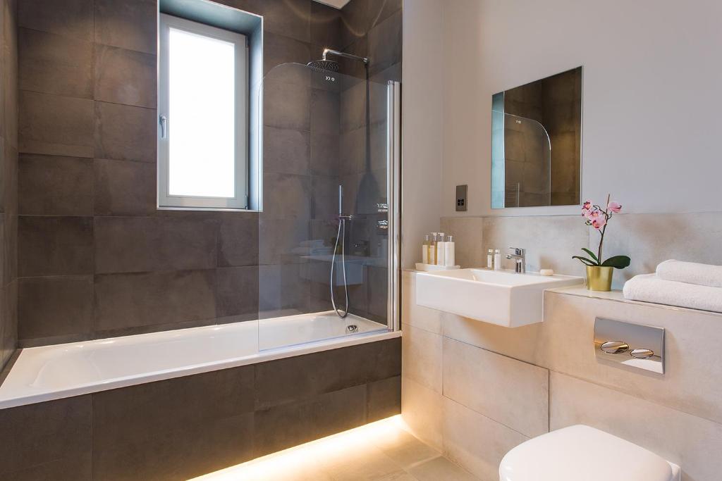 Koupelna v ubytování Farnborough Boutique by Viridian Apartments
