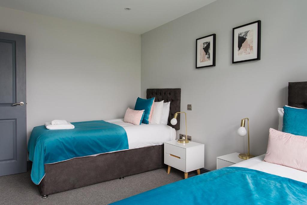 Postel nebo postele na pokoji v ubytování Farnborough Boutique by Viridian Apartments