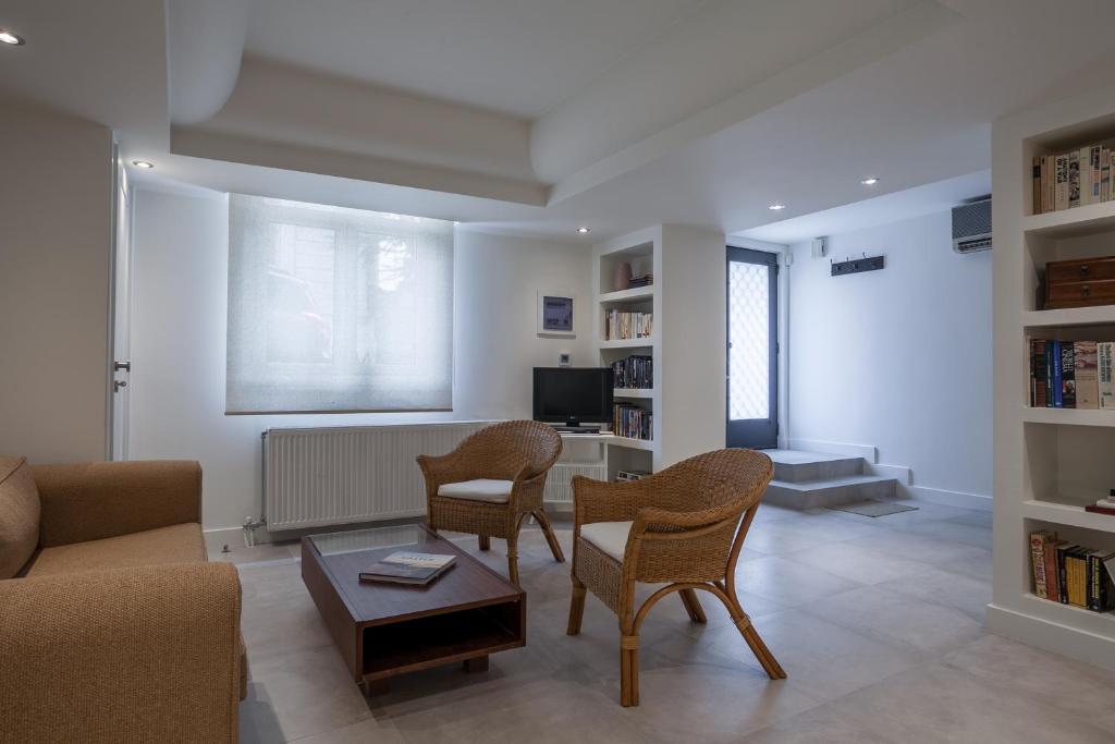 A television and/or entertainment centre at Right under the Acropolis
