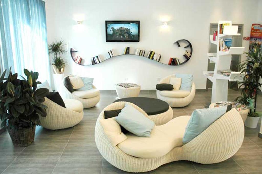 A seating area at Maree Hotel
