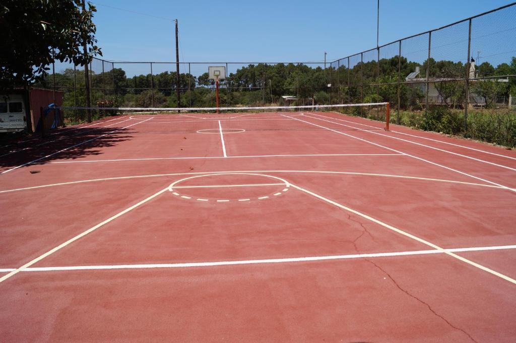 Tenis a/nebo squash v ubytování Brati - Arcoudi Hotel nebo okolí