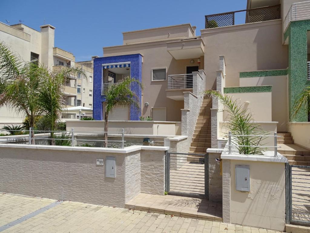ガリポリにあるhouse gallipoliの青いドアと階段のあるアパートメントビル