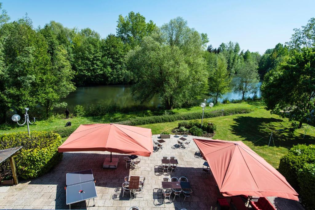 una vista aérea de un patio con mesas y sombrillas en ibis Château-Thierry en Essômes-sur-Marne