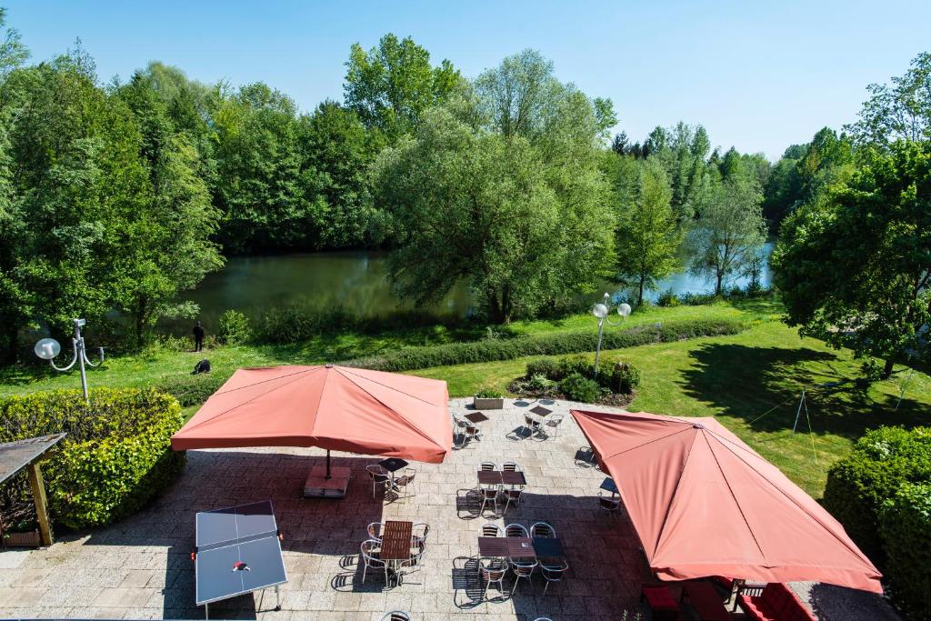 - une vue sur la terrasse dotée de tables et de parasols dans l'établissement ibis Château-Thierry, à Essômes-sur-Marne