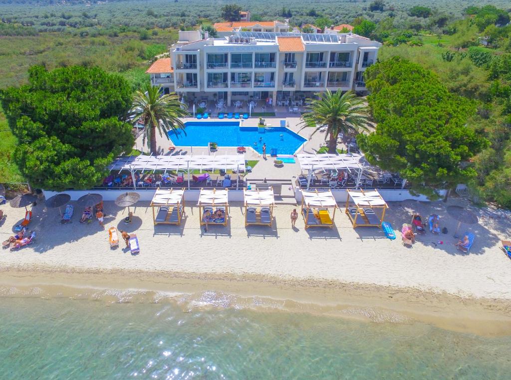 una vista aérea de un hotel en la playa en Socrates Plaza Hotel, en Prinos
