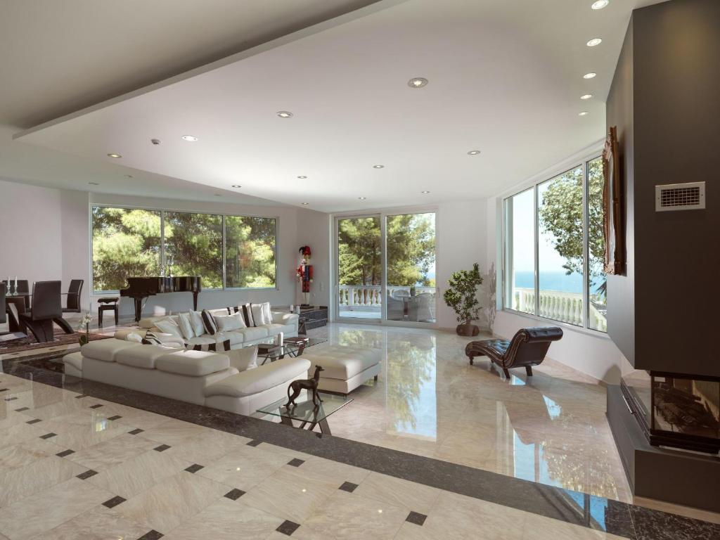 Bazén v ubytovaní Mont Bleu Luxury Villa alebo v jeho blízkosti