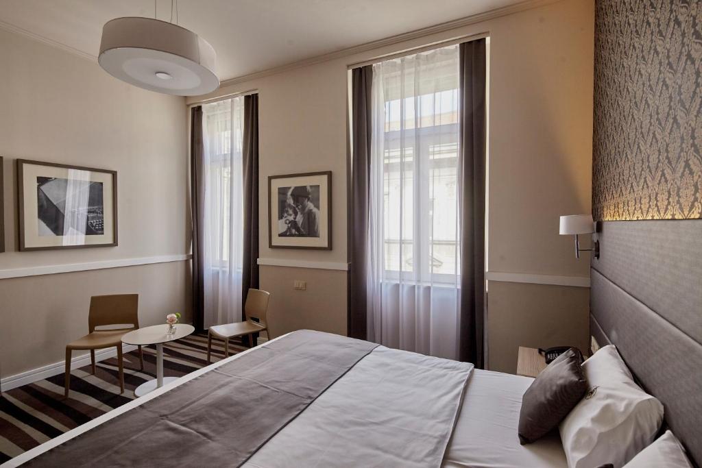 Postel nebo postele na pokoji v ubytování Hotel Central Basilica