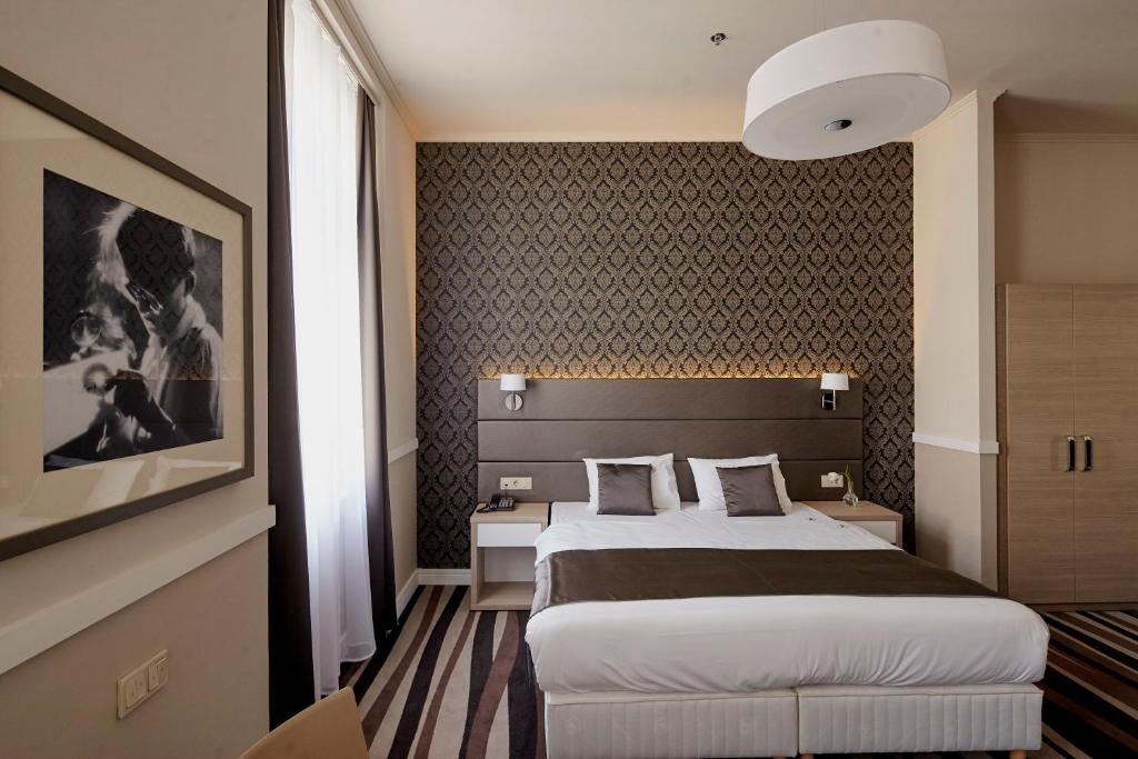 Postel nebo postele na pokoji v ubytování Hotel Central Basilica