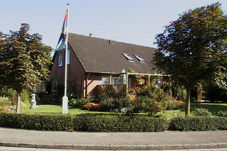 a house with a flag in front of it at Haus Magnussen in Dagebüll