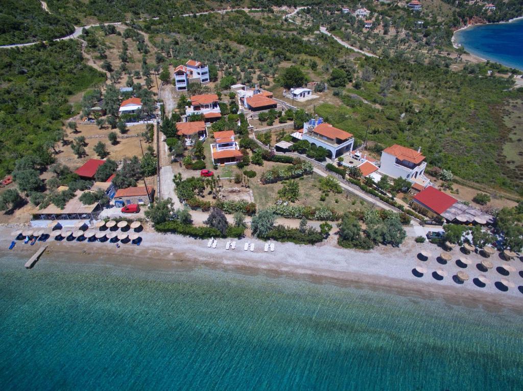 Agios DimitriosにあるPelagos Villasのビーチ上のリゾートの空中ビュー