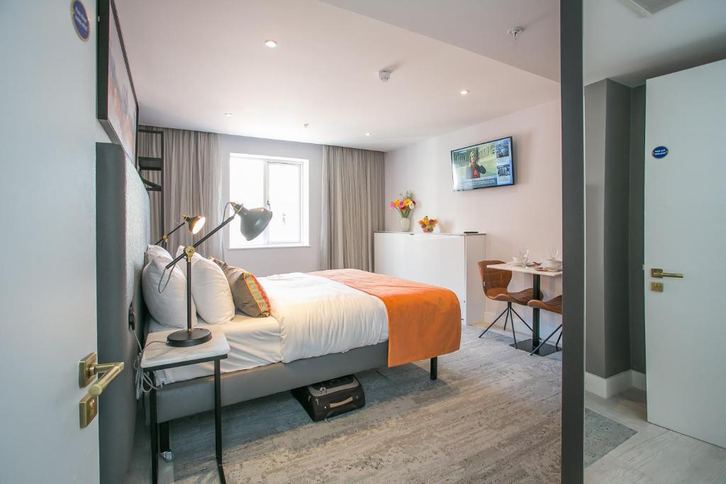 Postel nebo postele na pokoji v ubytování Grafton Street Studios by City Break Apartments