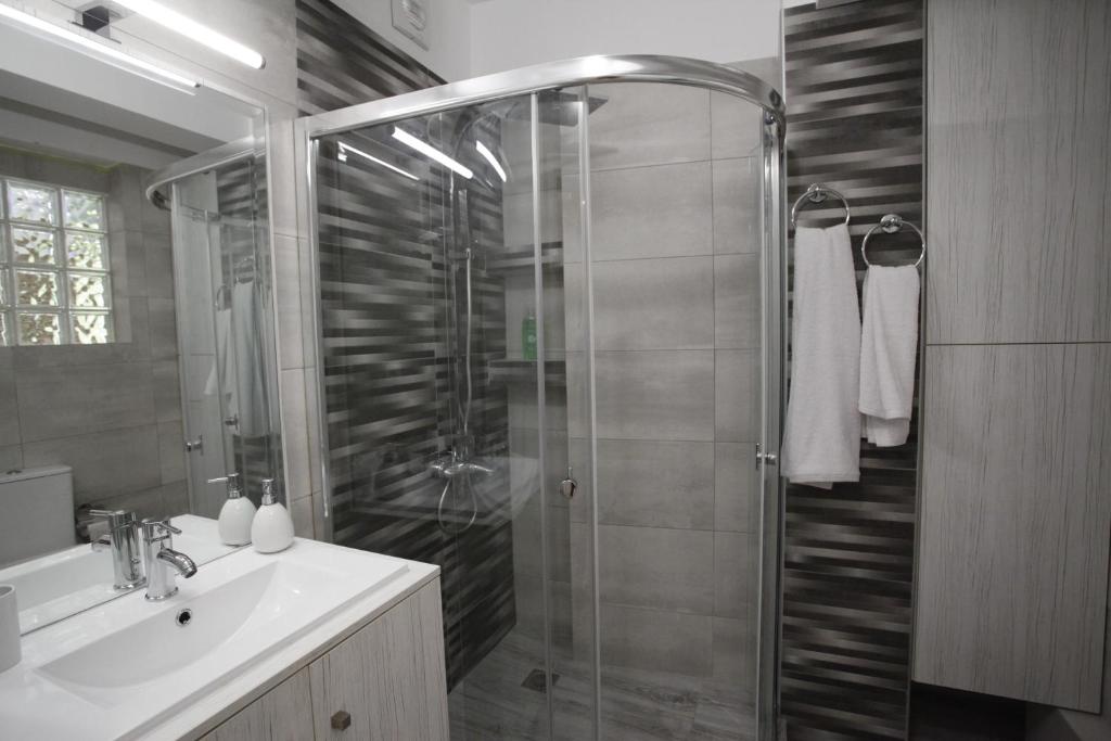 A bathroom at George Studio