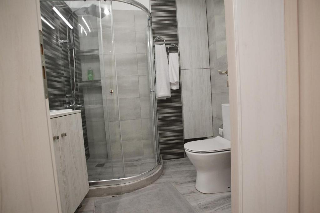 A bathroom at George Studio