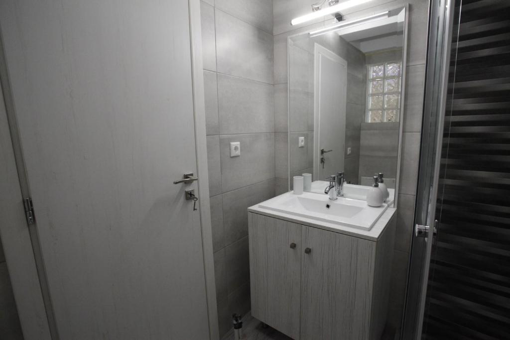 A bathroom at George Studio