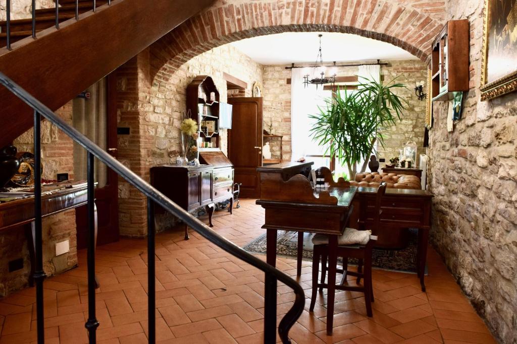 ein Zimmer mit einer Treppe und einem Tisch in einem Gebäude in der Unterkunft Residenza Le Logge in Gubbio