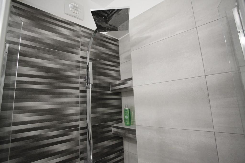 A bathroom at George Studio