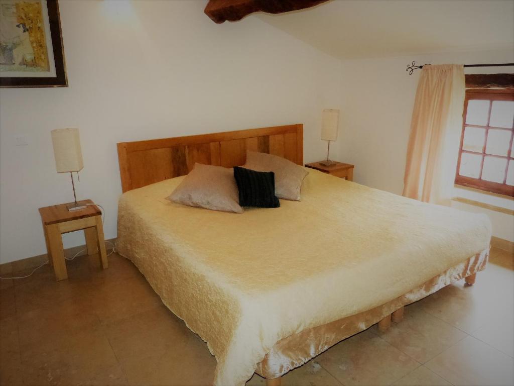 Postel nebo postele na pokoji v ubytování Hôtel la Fête en Provence
