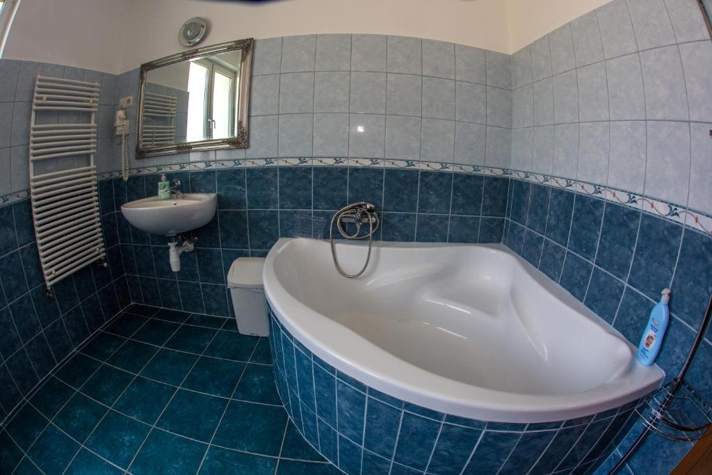 Kúpeľňa v ubytovaní Aqua Line Apartmanház