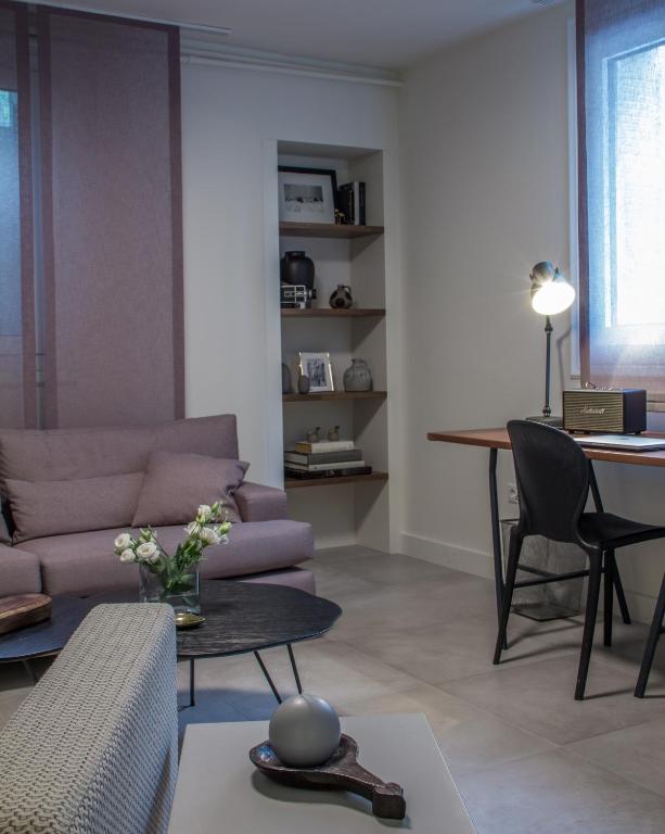Posedenie v ubytovaní Unique Semi-Basement Stay at the Foot of the Acropolis