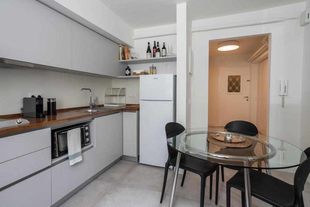 Kuchyňa alebo kuchynka v ubytovaní Unique Semi-Basement Stay at the Foot of the Acropolis