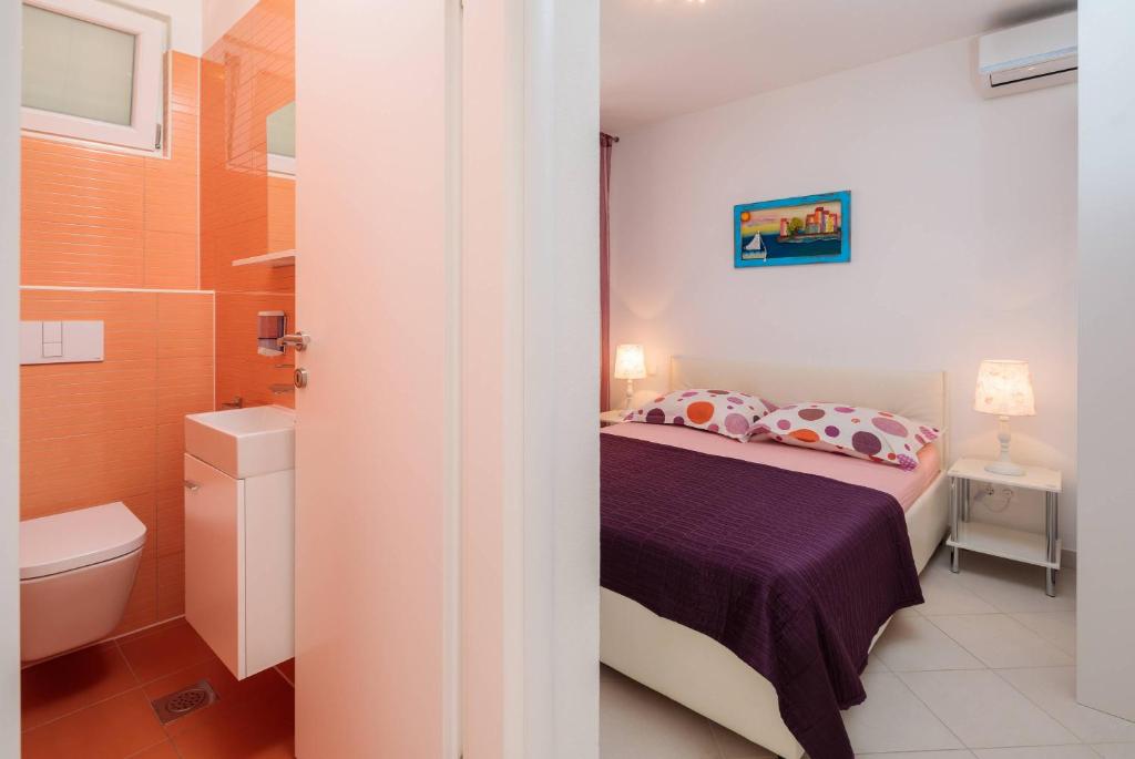 Postel nebo postele na pokoji v ubytování Gem of the sea luxury beach apartment with brand new heating infinity pool