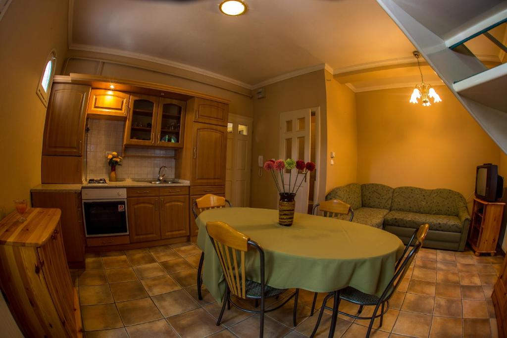 Kuchyňa alebo kuchynka v ubytovaní Aqua Line Apartmanház