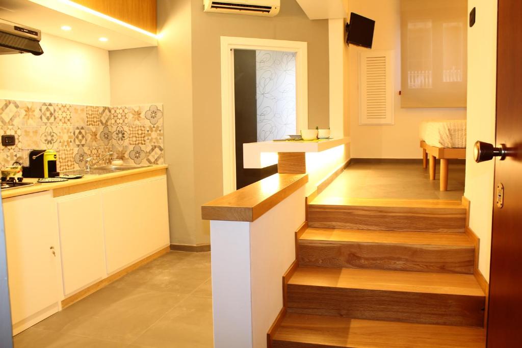 un escalier avec une cuisine et un salon dans l'établissement Casa Siciliabedda, à Capaci