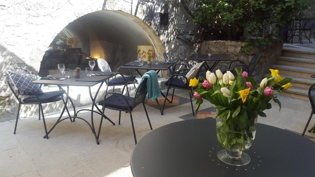 Patio nebo venkovní prostory v ubytování Hôtel la Fête en Provence